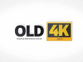 Old4k نحيل فتاة تتمتع الثلاثون قصاصة مع قديم gentleman الذي غير