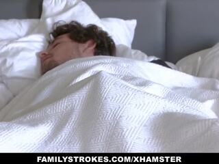 Familystrokes - โค้ง แม่เลี้ยง ได้รับ อ้วน ตูด poked โดย บุตรชาย | xhamster