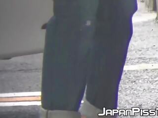 Japans cuties flash harig kutjes gedurende publiek urineren | xhamster