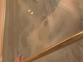 การสอดแนม swain interrupts adolescent ไปยัง ลิ้น เปียก สีชมพู อาบน้ำ หี | xhamster