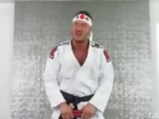 Veľký trdlo blondýna prefers karate člen cez cucked.