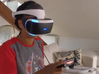 Isabel hat ein neu spiel im sie playstation vr aber sie needs&period;&period;