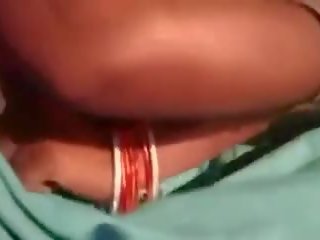 Desi küla bhabhi masturbeerimine koos candle ja abusing