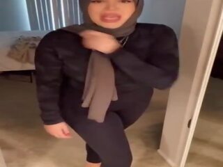 Pelacur dalam yang hijab dengan yang besar pantat/ punggung
