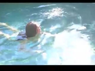 Zoey extraordinary bruneta s úžasné telo plávanie v bikinis a blikajúce zadok