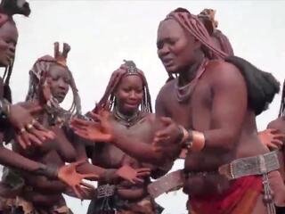 แอฟริกัน himba ผู้หญิง เต้นรำ และ แกว่ง ของพวกเขา saggy นม รอบ