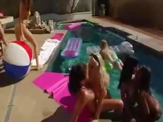 Glorious csoport anális tréfa által a swimmingpool