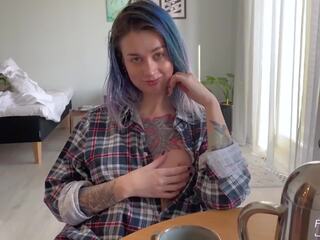 Jong huisvrouw houdt ochtend vies video- - sperma in mijn coffee. | xhamster