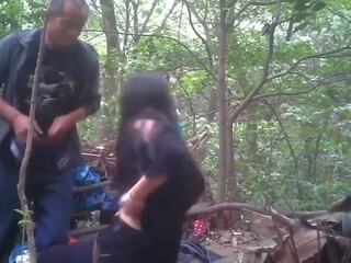 Asiatiskapojke steg pappa gör barbackaa i den woods med yngre prostitut