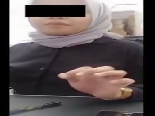 Hijab fille avec grand seins heats son youngster à travail par webcam