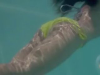Fantasztikus sensitive szex videó -ban a swimmingpool