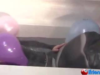 Látex vestido lassie con globos en un bañera