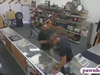 Masculine pupytė pounded į as pawnshop