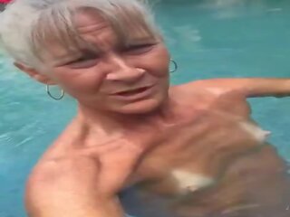 Διαστρεβλώ γιαγιά leilani σε ο πισίνα, ελεύθερα βρόμικο βίντεο 69 | xhamster