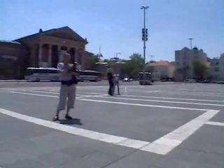 Must görmek. jemagat öňünde ulylar uçin video video in central budapest!