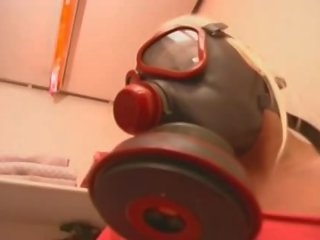 Gas maska nogurdinošs eiro vācieši paklīdusi sieviete masturbē uz the tualete