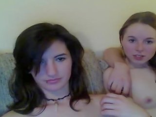 Avendo divertimento su webcam con nuda giovanissima