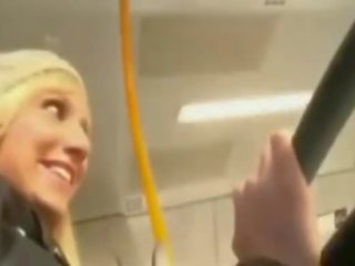 Marvelous blondin husmor avsugning och svälja på offentlig tåg