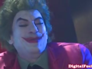 Stripling coafat în sus ca the joker devine supt de două princesses