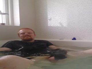 Rubbercub 手淫 在 浴缸