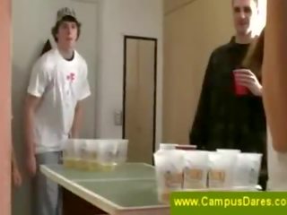 Traviesa cerveza bebiendo juego en campus