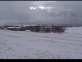 Agradable mamada joder fuera en la nieve vídeo