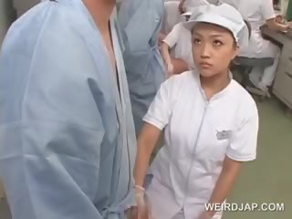 意地の悪い アジアの 看護師 摩擦 彼女の 患者 飢えました manhood