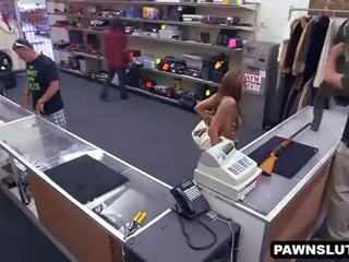 Bruna miele selling un rifle spento a il pawn negozio