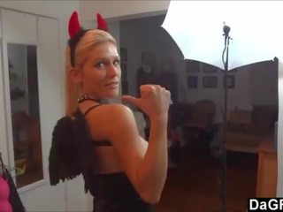 Minun vaimo yrittää hänen uusi demoni costum ja tuntuu libidinous