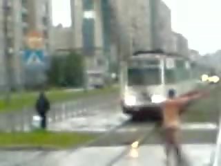 Ragazzo runs nudo su strada spettacolo