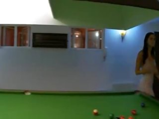 Tappaja lezzies sisään kenkiä päällä billiards