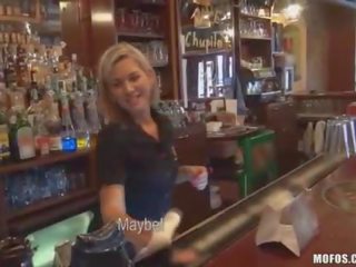 Bartender suge înțepătură în spatele counter