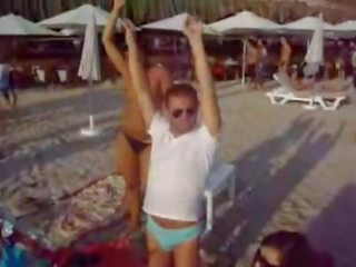 З оголеними грудьми молодий леді танцююча на в пляж з ibiza