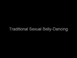 Fascinating warga india darling melakukan yang traditional seksual perut menari