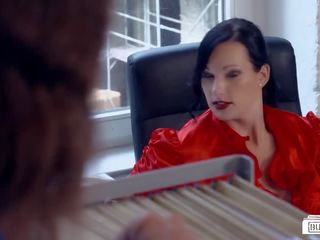 בטלנים buero - שחור שיער גרמני מזכירה לובש אדום שפתון במהלך משרד סקס אטב