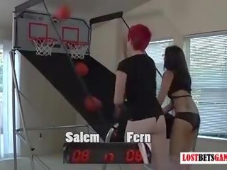 Dva ljubko dekleta salem in fern predvajanje trak košarka shootout
