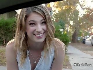 Thankful rubia adolescente autostopista folla extraños pene