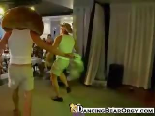Tantsimine karu eemaldajad perform jaoks desiring naised